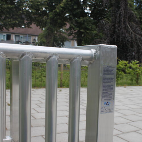 Antivandalisme doel 1.2 x 0.8m 14 Detail van de volledig gelaste hoekverbinding van het antivandalisme doel 1,2 × 0,8 meter